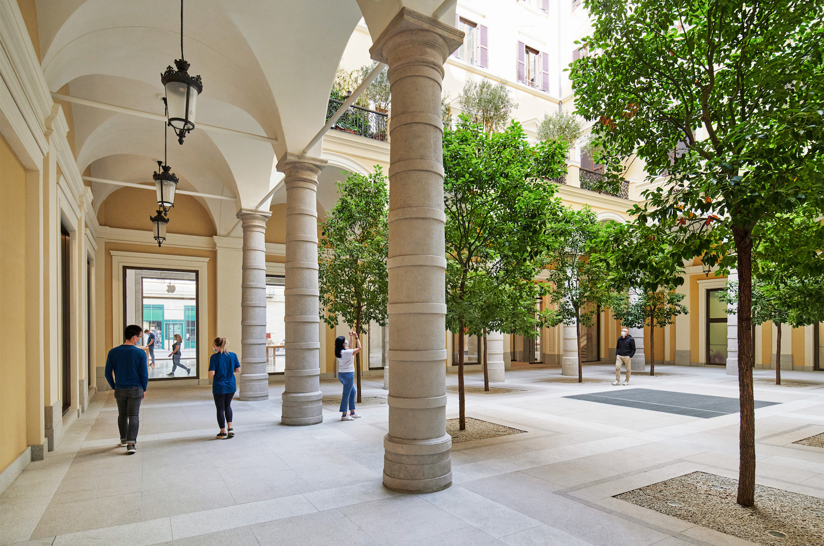 Apple Via Del Corso opens in Rome exterior team members walking 052721