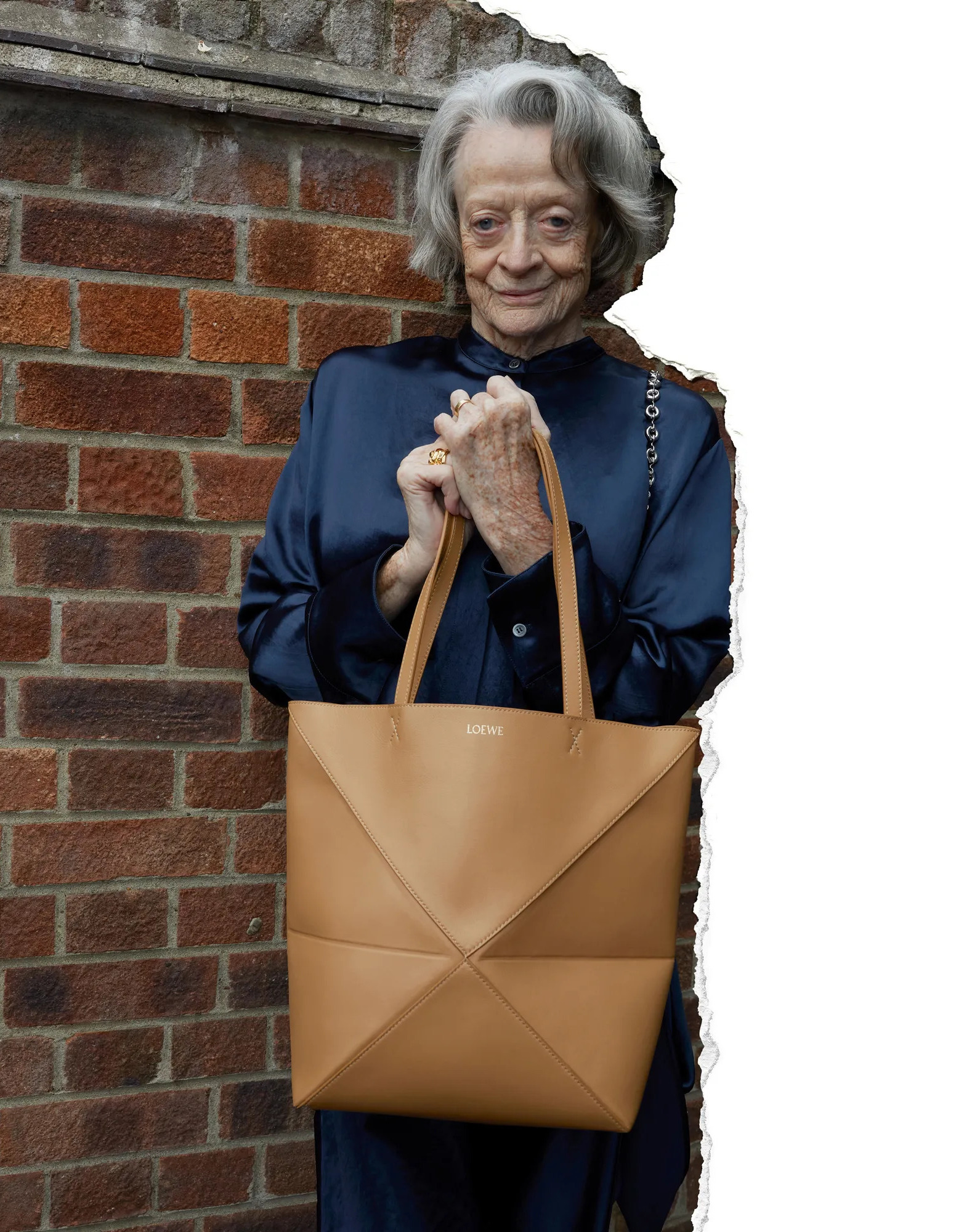 LOEWE SS24 PRECO JT CAMPAIGN MAGGIE SMITH RGB CROPPED 4x5 CUT OUT LOE050723 0976