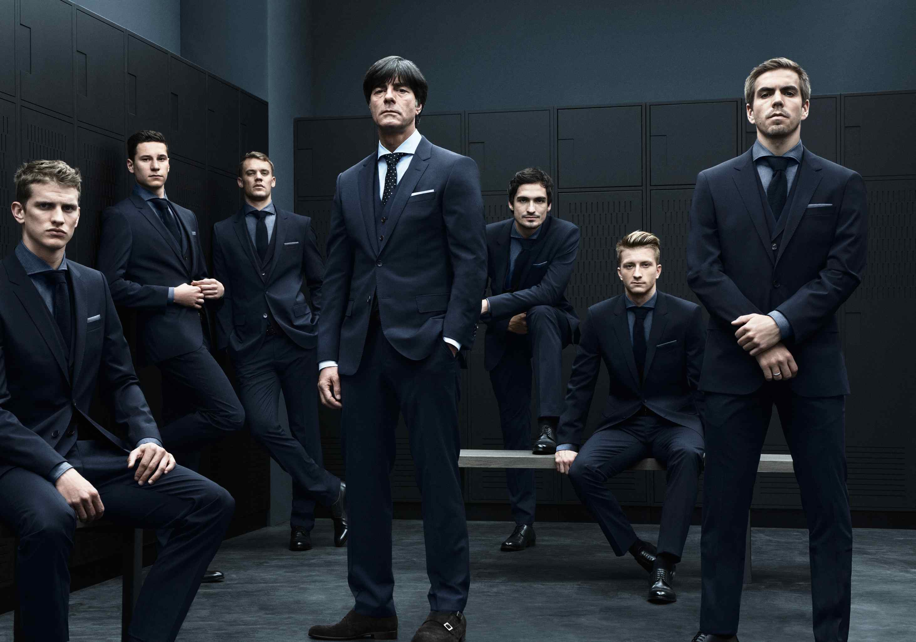 Мужчина 5 из 10. Сборная Германии по футболу Hugo Boss. Сборная Германии по футболу в костюмах Hugo Boss. Несколько мужчин в костюмах. Пять мужчин в костюмах.