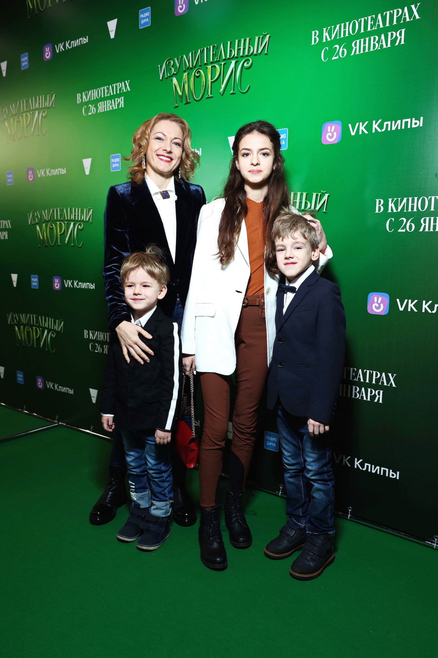 Ольга Красько с дочерью Олесей и сыновьями Олегом и Остапом AVR 2517